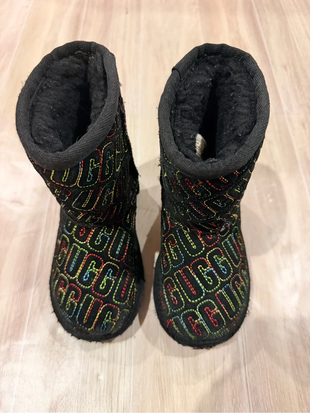 UGG Kids Classic Short Rainbow‎ Logo Embroidered Black Boots Size 8 Toddler